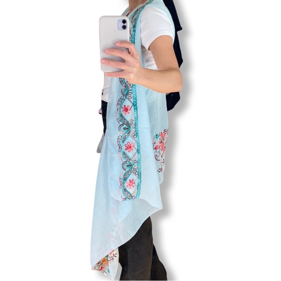 Handmade embroidered shawl - Picture 2 of 9